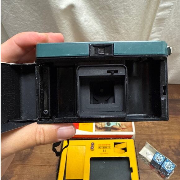 Vintage 60's Kodak Hawkeye Instamatic R4 Camera + Flashcubes UNTESTED PARTS ONLY - Picture 14 of 15